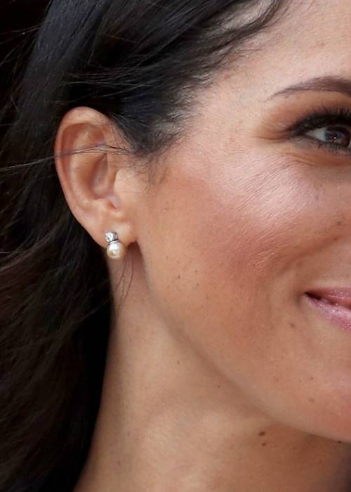 ways to wear pearls without looking old fashioned young meghan markle wearing modern pearl diamond earrings