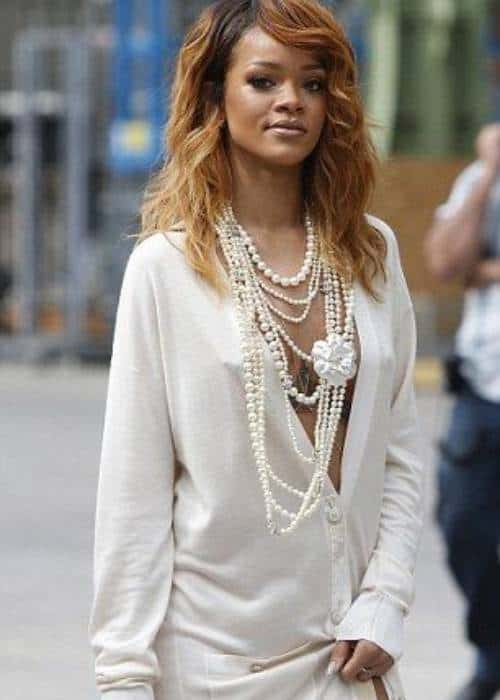 ways to wear pearls without looking old fashioned rihanna wearing long pearl necklace