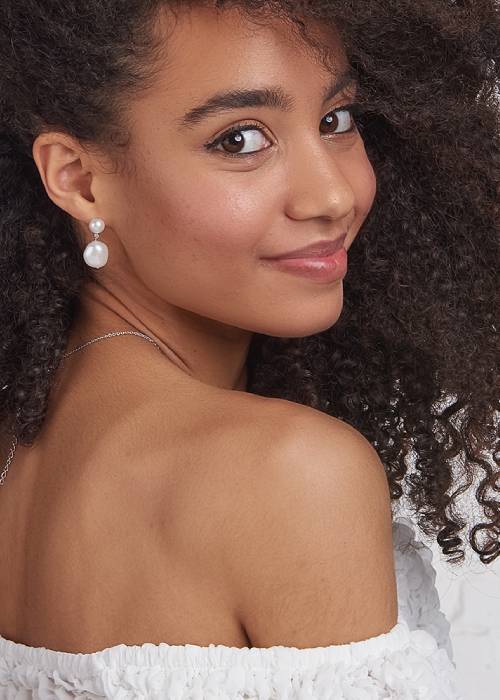 14 Stylish Ways to Wear Pearls Without Looking OldFashioned Classic