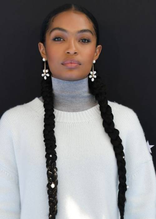 ways to wear pearls without looking old fashioned young black woman wearing modern long pearl earrings