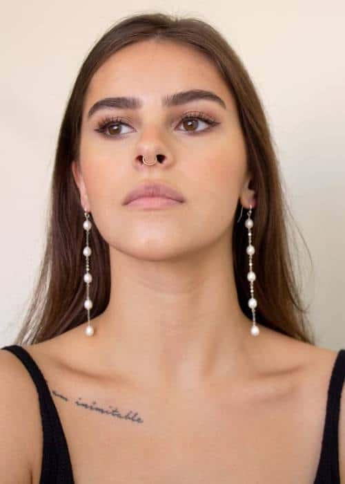 ways to wear pearls without looking old fashioned young woman wearing modern long pearl earrings