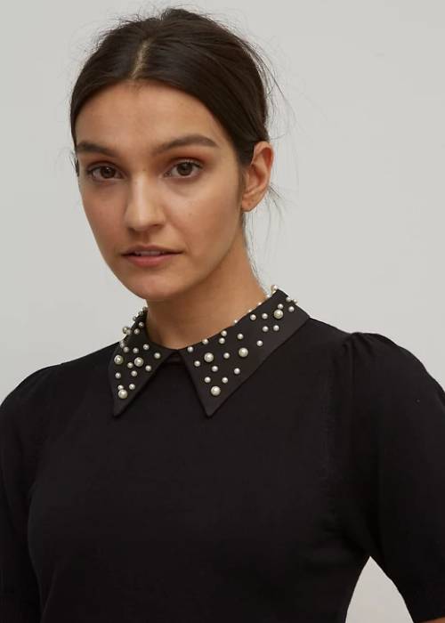 ways to wear pearls without looking old fashioned young woman wearing modern pearl collar sweater
