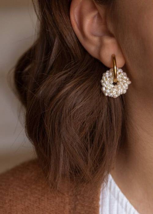 ways to wear pearls without looking old fashioned young woman wearing pearl cluster earring