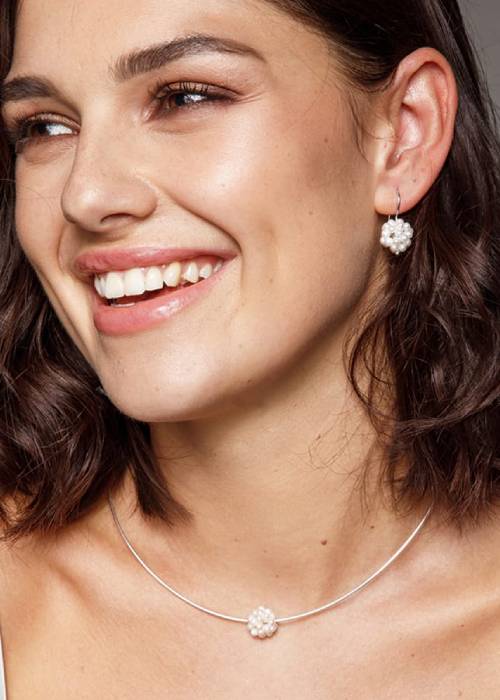 ways to wear pearls without looking old fashioned young woman wearing pearl cluster necklace