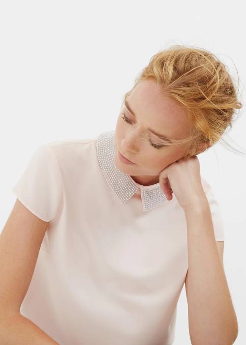 ways to wear pearls without looking old fashioned young woman wearing modern pearl collar shirt
