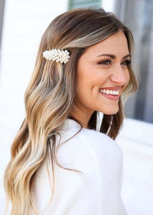 ways to wear pearls without looking old fashioned young woman wearing pearl hair accessory