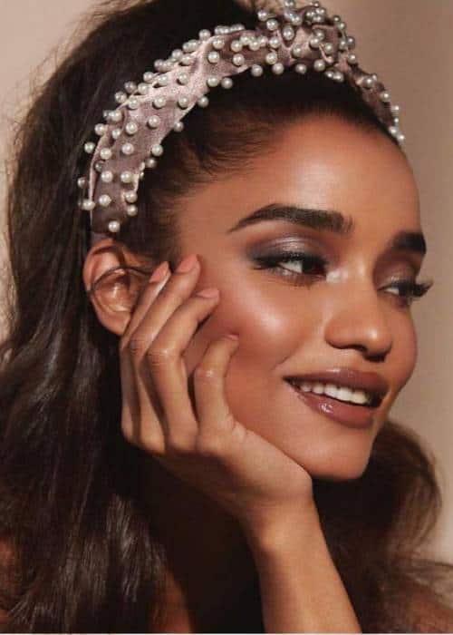 ways to wear pearls without looking old fashioned young woman wearing pearl headband