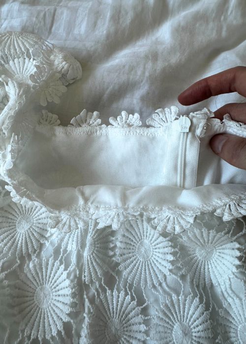 Close up of lightinthebox white summer dress zipper, fabric and stitching detail