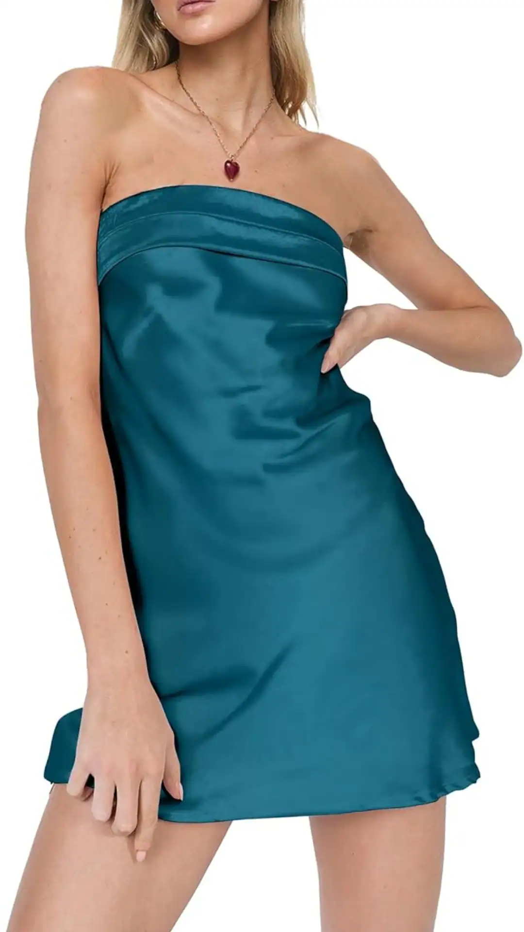 This strapless homecoming dress features a sleek, body-hugging fit crafted from a smooth, satin-like fabric in a vibrant teal color, providing a glossy texture. The minimalist design exudes a trendy vibe, making it ideal for formal events like homecoming or parties, tailored for teenagers seeking a chic and modern look.